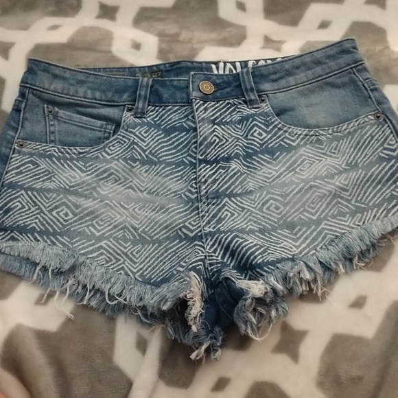 Volcom Pants - 🌹Volcom "1991" high waisted cut off Jean shorts